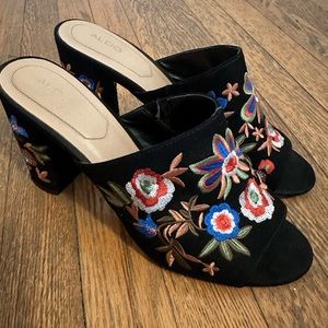 ALDO sandals. Black with flowers! Size US 10